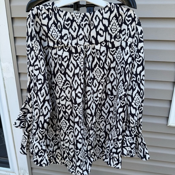 Vince Camuto Flutter Bell Sleeve V-neck Etched Geo Blouse Large - Picture 8 of 12